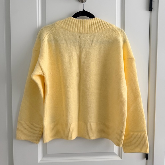 Abercrombie Women’s Yellow V-Neck Sweater - Picture 6 of 6